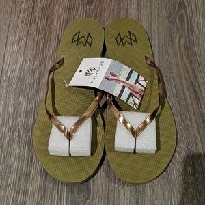BNWT Gold Malvados Flip Flops
